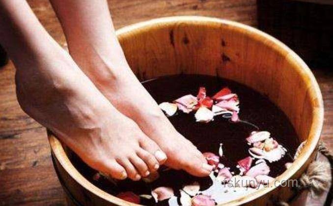 女子深夜花椒泡脚险晕厥：安全泡脚指南